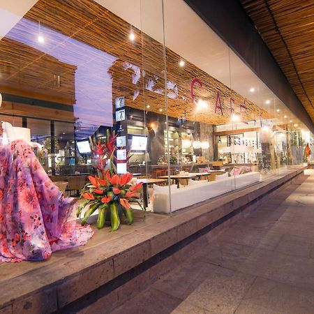 Ts Suites Семиньяк Экстерьер фото The interior of the shopping mall