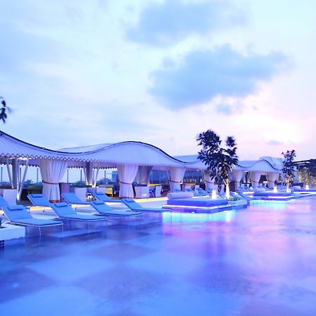 Ts Suites Семиньяк Экстерьер фото The pool at the hotel