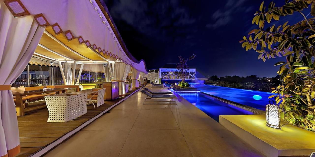Ts Suites Семиньяк Экстерьер фото The pool at the rooftop bar