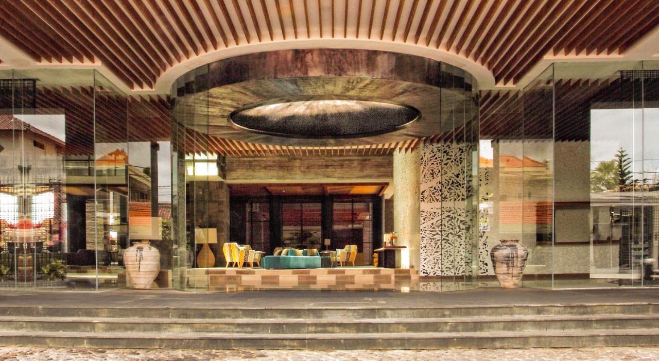 Ts Suites Семиньяк Экстерьер фото The lobby of the hotel