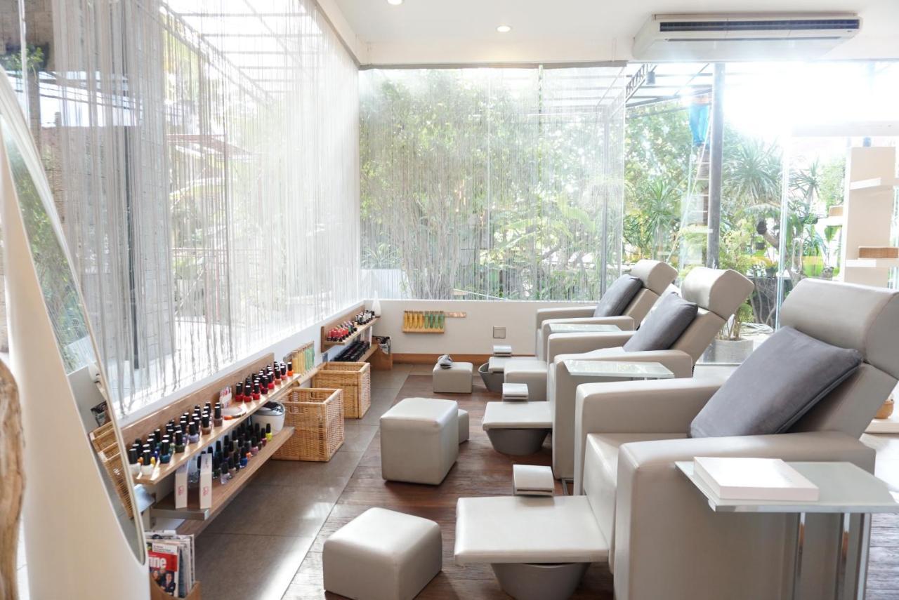 Ts Suites Семиньяк Экстерьер фото The interior of a nail salon