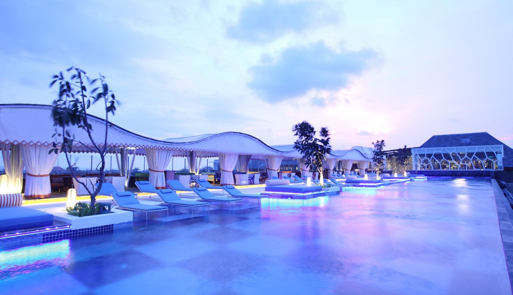 Ts Suites Семиньяк Экстерьер фото The pool at the hotel