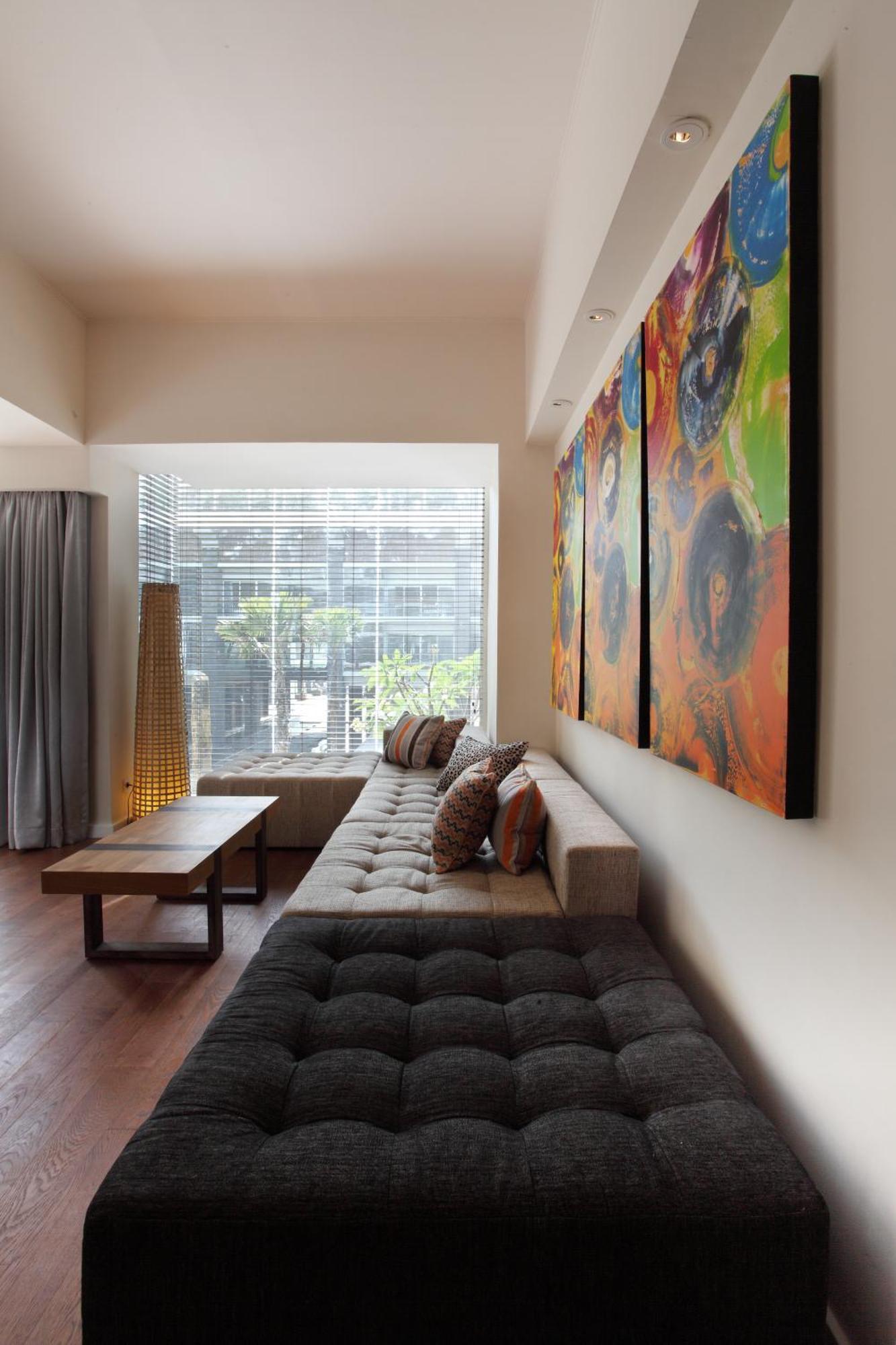 Ts Suites Семиньяк Номер фото A living room with a sofa