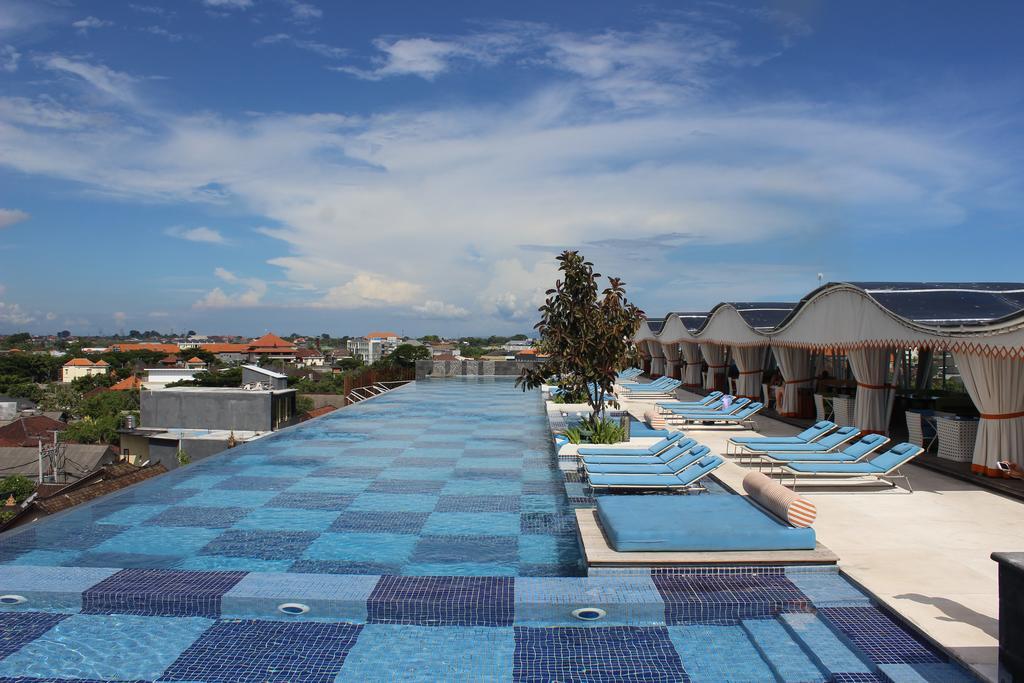Ts Suites Семиньяк Экстерьер фото The rooftop pool at the hotel