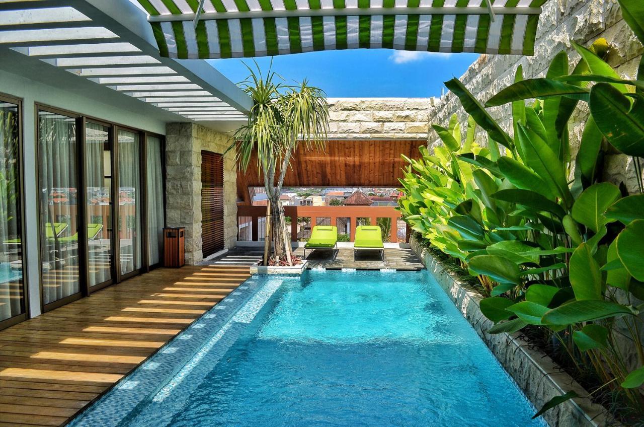 Ts Suites Семиньяк Экстерьер фото The swimming pool at the hotel
